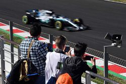 Fans watch Valtteri Bottas, Mercedes-AMG F1 W09