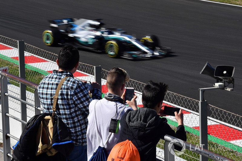 Fans observan a Valtteri Bottas, Mercedes-AMG F1 W09
