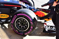 Red Bull Racing RB14, llanta delantera y llanta Pirelli