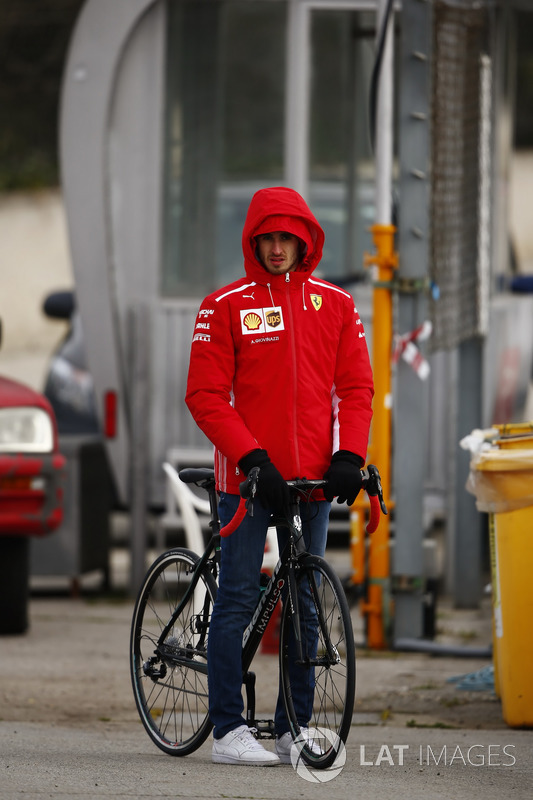 Antonio Giovinazzi, piloto reserva da Ferrari, de bicicleta e muito bem agasalhado.