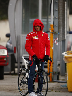 Antonio Giovinazzi, Ferrari test pilotu, bisiklete biniyor