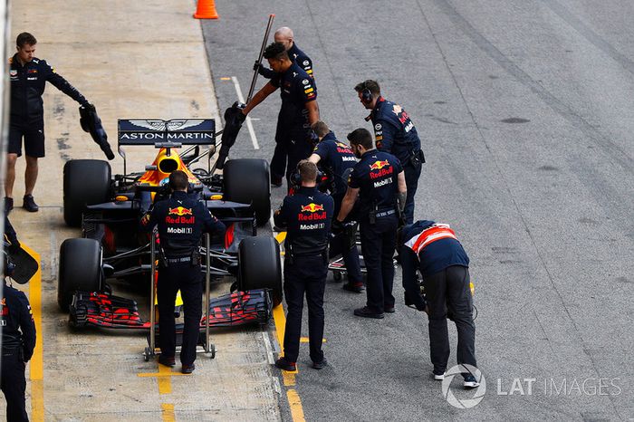 Daniel Ricciardo, Red Bull Racing RB14, pit stop
