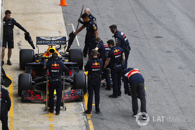 Daniel Ricciardo, Red Bull Racing RB14, pit stop action