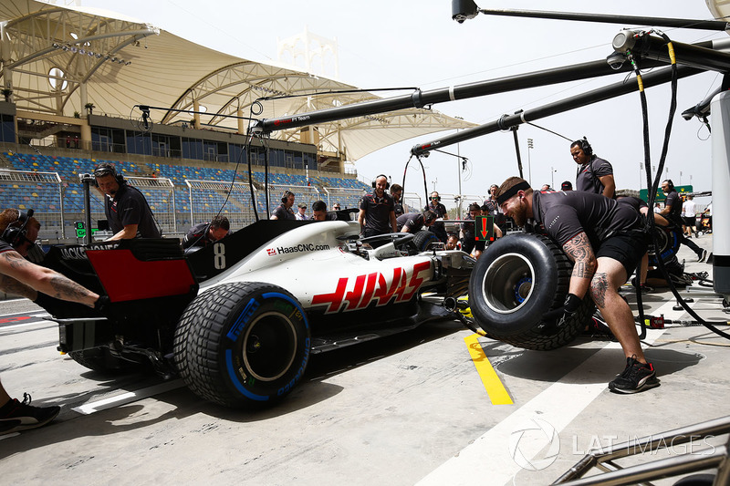 Gli ingegneri Haas provano dei pit stop con Romain Grosjean, Haas F1 Team VF-18 Ferrari