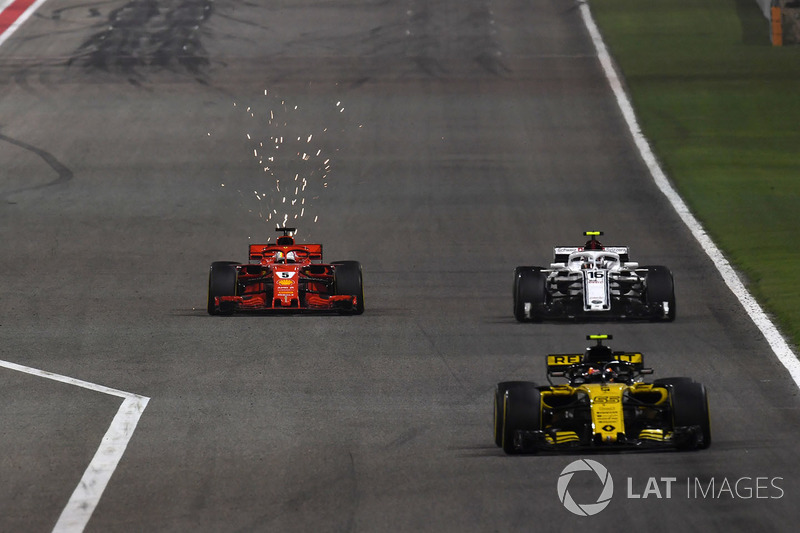 Carlos Sainz Jr., Renault Sport F1 Team R.S. 18 leads Sebastian Vettel, Ferrari SF71H and Marcus Ericsson, Sauber C37