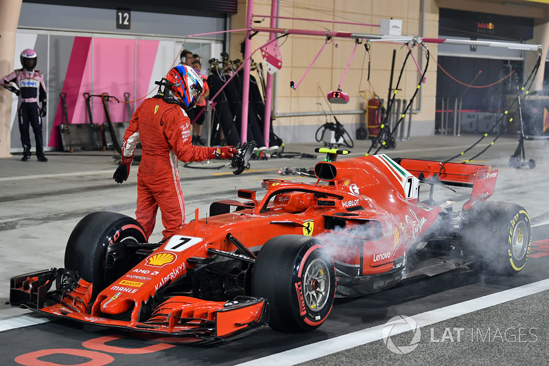 Kimi Raikkonen, Ferrari SF71H retries from the race in pit lane