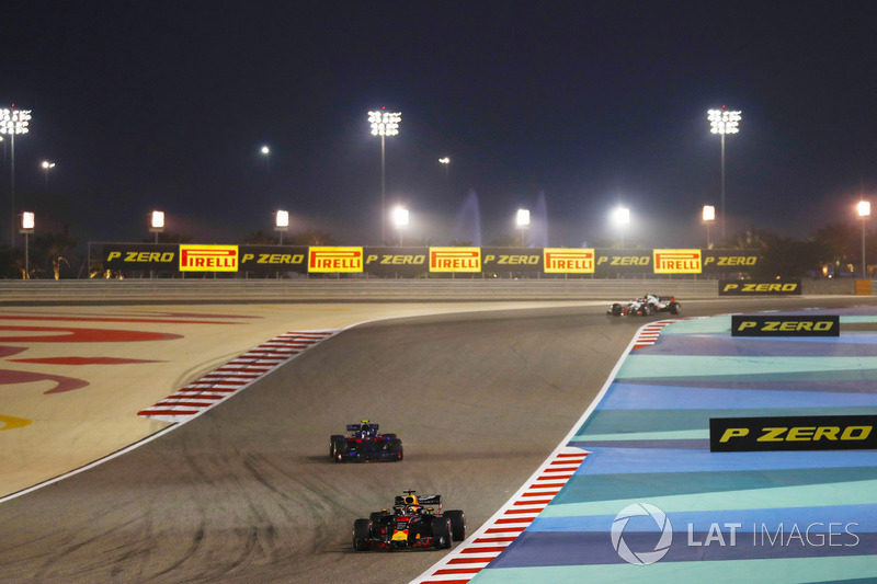 Daniel Ricciardo, Red Bull Racing RB14 Tag Heuer, Pierre Gasly, Toro Rosso STR13 Honda