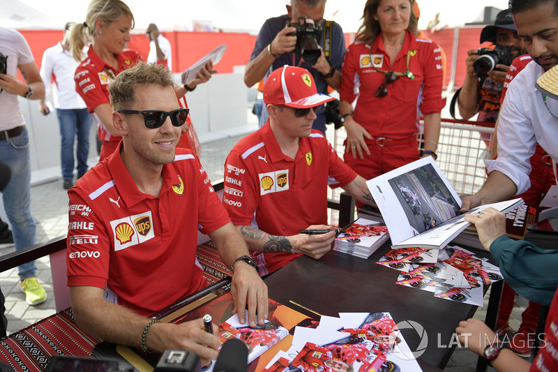 Гонщики Ferrari Себастьян Феттель и Кими Райкконен