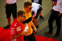 Себастьян Феттель, Ferrari, и Нико Хюлькенберг, Renault Sport F1 Team