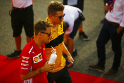 Себастьян Феттель, Ferrari, и Нико Хюлькенберг, Renault Sport F1 Team