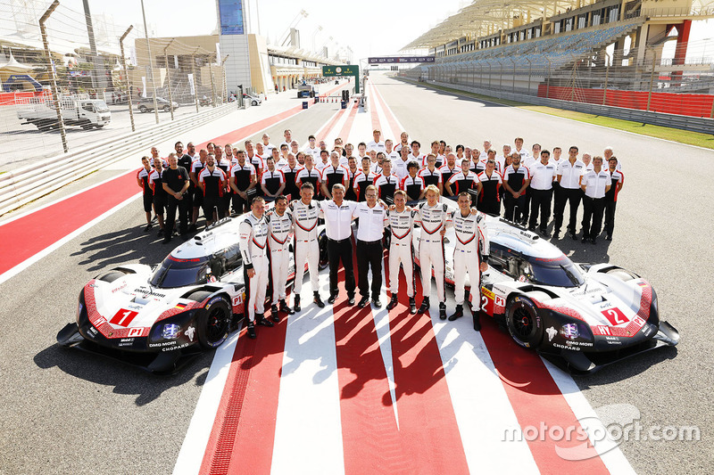 #1 Porsche Team Porsche 919 Hybrid: Neel Jani, Andre Lotterer, Nick Tandy, #2 Porsche Team Porsche 919 Hybrid: Timo Bernhard, Earl Bamber, Brendon Hartley con miembros del Porsche Team