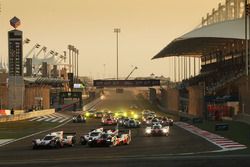 La partenza della gara #1 Porsche Team Porsche 919 Hybrid: Neel Jani, Andre Lotterer, Nick Tandy al 