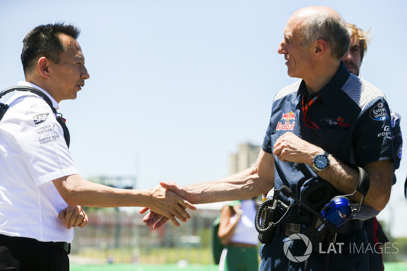 Yusuke Hasegawa, directeur de la compétition de Honda, serre la main de Franz Tost, Team Principal, Scuderia Toro Rosso