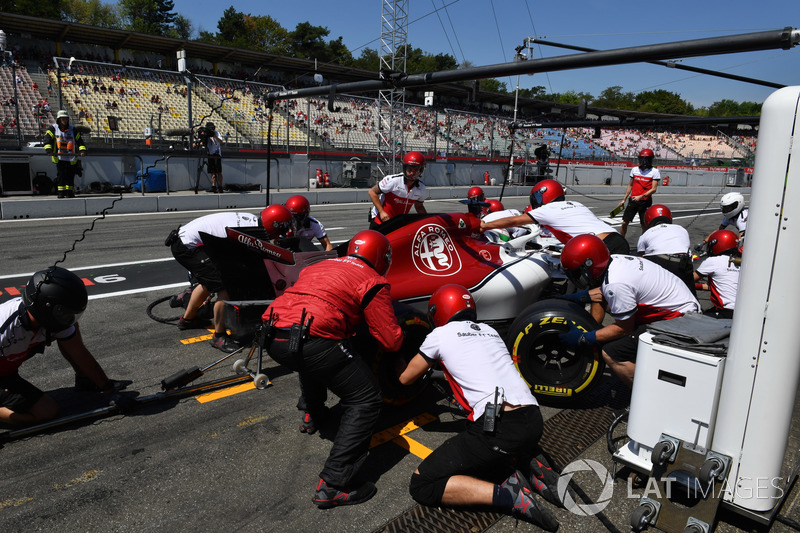 Antonio Giovinazzi, Sauber C37 pit stop