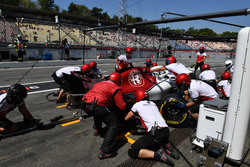 Antonio Giovinazzi, Sauber C37 pit stop