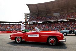 Lewis Hamilton, Mercedes AMG F1, tijdens de rijdersparade