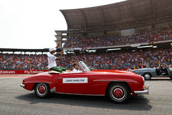 Lewis Hamilton, Mercedes AMG F1, tijdens de rijdersparade