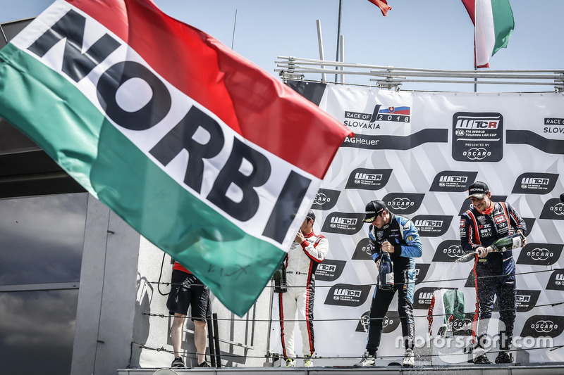 Podium: winnaar Norbert Michelisz, BRC Racing Team Hyundai i30 N TCR, nummer twee Aurélien Comte, DG Sport Competition Peugeot 308TCR, nummer drie Frédéric Vervisch, Audi Sport Team Comtoyou Audi RS 3 LMS