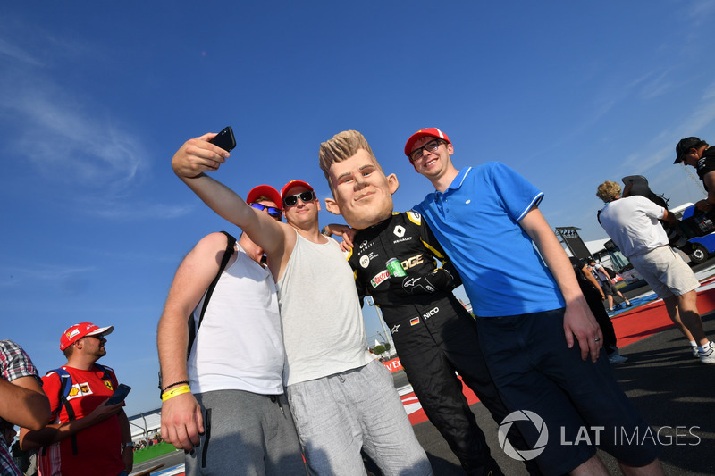Nico Hulkenberg, Renault Sport F1 Team caricature and fans
