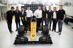 Carlos Sainz, Nico Hulkenberg, Renault Sport F1 Team, with INFINITI Engineering Academy members