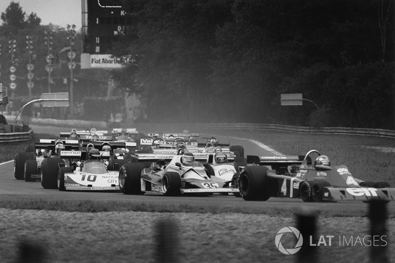 Ronnie Peterson, March 761 Ford, nascosto dietro a Carlos Reutemann, Ferrari 312T2 e Patrick Depailler Tyrrell P34-Ford alla partenza della gara