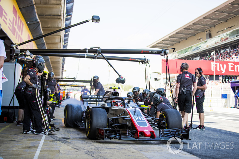 Kevin Magnussen, Haas F1 Team VF-18, leaves his pit box