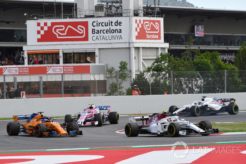 Charles Leclerc, Sauber C37 precede Fernando Alonso, McLaren MCL33