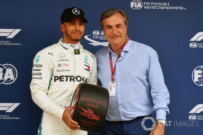 Lewis Hamilton, Mercedes-AMG F1recibe el Pirelli Pole Position Award de manos de Carlos Sainz