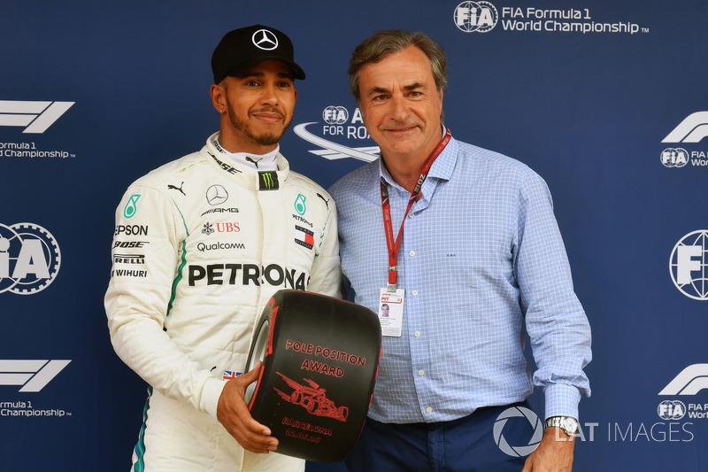 Lewis Hamilton menerima Pirelli Pole Position Award