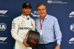 Ganador de la pole Lewis Hamilton, Mercedes-AMG F1 recibe el trofeo de Pirelli Pole Position de parte de Carlos Sainz