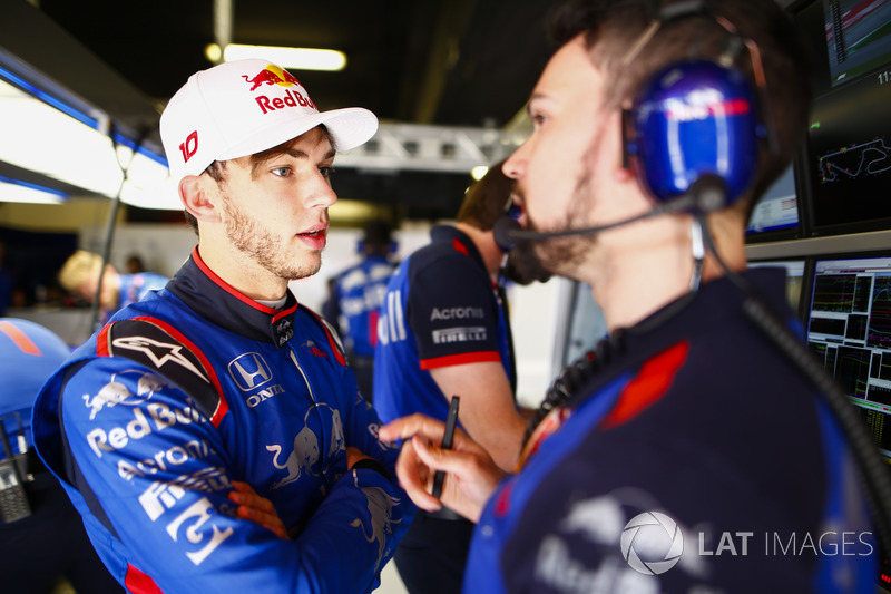 Pierre Gasly, Toro Rosso, parla con un ingegnere