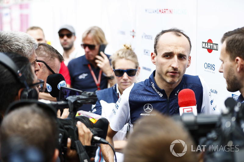 Robert Kubica, Williams Martini Racing, con los medios