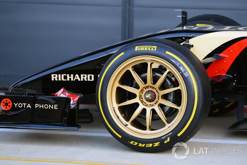 Lotus E22 on 18 inch Pirelli tyres