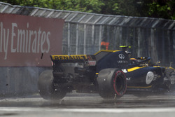 Carlos Sainz Jr., Renault Sport F1 Team R.S. 18 hits the wall in FP2