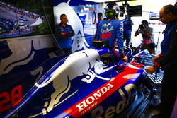 Brendon Hartley, Toro Rosso STR13, climbs into his car
