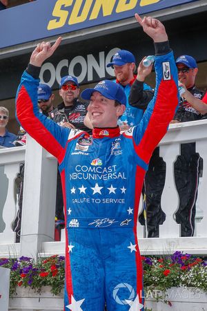 Race winner Kyle Busch, Joe Gibbs Racing, Toyota Camry Comcast Salute to Service Juniper