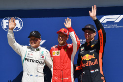segundo Valtteri Bottas, Mercedes-AMG F1, ganador de la pole Sebastian Vettel, Ferrari y tercero Max Verstappen, Red Bull R