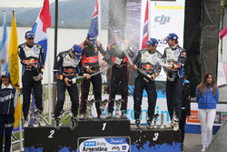 Podium : les vainqueurs Hayden Paddon et John Kennard, Hyundai Motorsport, les 2e Sébastien Ogier et Julien Ingrassia, Volkswagen Motorsport, les 3e Andreas Mikkelsen et Anders Jæger, Volkswagen Motorsport