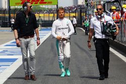 Nico Rosberg, Mercedes AMG F1 Team mit Daniel Schloesser, Mercedes AMG F1 Physio und Georg Nolte, Fa