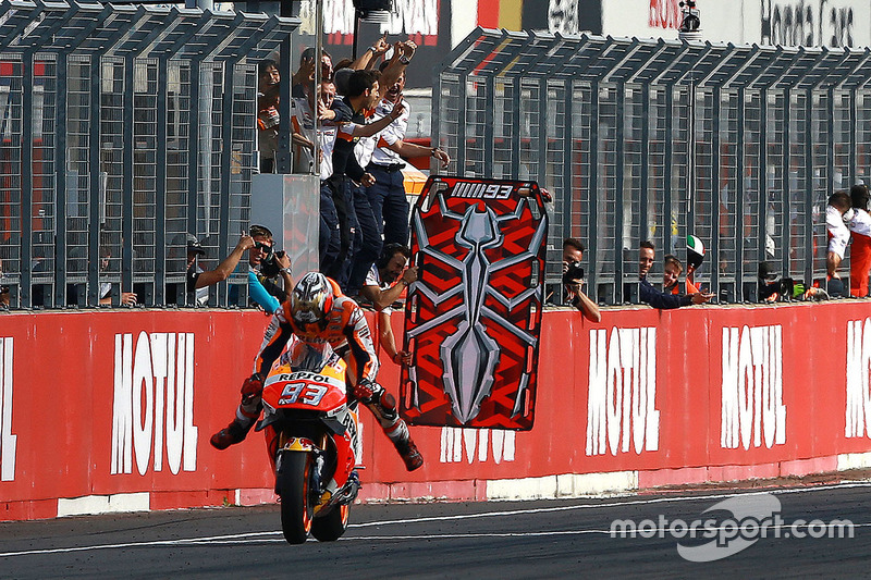 E não deu outra: Marc Marquez venceu e se tornou tricampeão da MotoGP.
