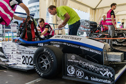 Scrutineering Rennteam Stuttgart #202 tijdens FSG