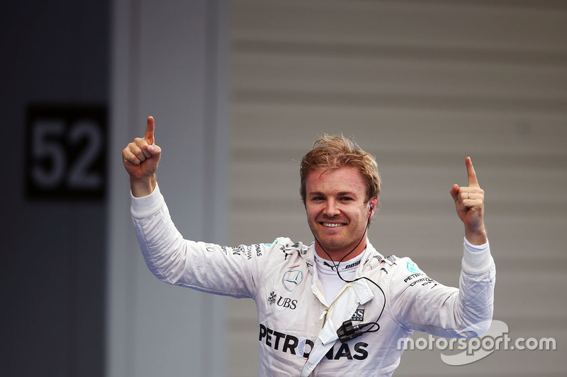 Il vincitore della gara Nico Rosberg, Mercedes AMG F1 festeggia nel parco chiuso