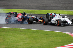 Felipe Massa, Williams FW38 and Carlos Sainz Jr, Scuderia Toro Rosso STR11 battle for position