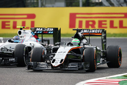 Nico Hulkenberg, Sahara Force India F1 VJM09 and Valtteri Bottas, Williams FW38 battle for position