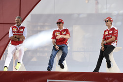 Maurizio Arrivabene, Ferrari Team Principal with fans; Kimi Seb Chef