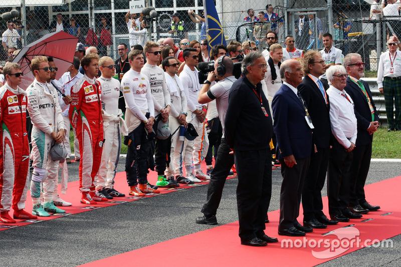 The drives observe the national anthem with Sergio Marchionne, Ferrari President and CEO of Fiat Chr