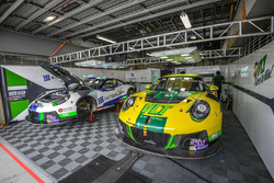 Craft Bamboo Racing Porsche Porsche 911 GT3 R garage atmosphere