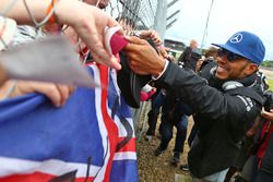 Lewis Hamilton, Mercedes AMG F1 avec des fans lors de la parade des pilotes