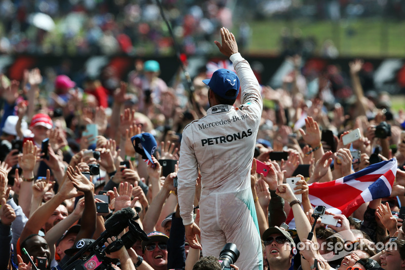 Ganador de la carrera Lewis Hamilton, Mercedes AMG F1 celebra con fans