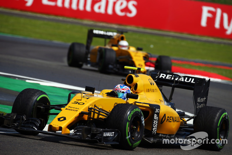 Jolyon Palmer, Renault Sport F1 Team RS16 precede il compagno di squadra Kevin Magnussen, Renault Sp